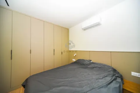 Spavaća soba sa bračnim krevetom, ugradnim plakarom i klima uređajem. - image 6