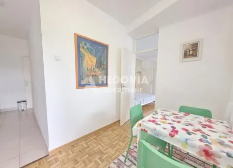 Trpezarija sa stolom i stolicama u sklopu stana. - image 8