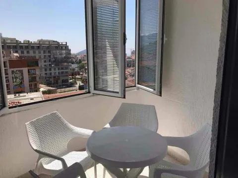 Natkriveni balkon sa garniturom za sjedenje i pogledom na grad. - image 12