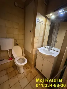 Manje kupatilo sa lavaboom, wc šoljom i zidnim pločicama. - image 4