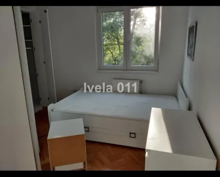 Manja spavaća soba sa krevetom, ormarom i prozorom. - image 5
