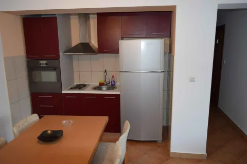 Manja kuhinja sa trpezarijskim stolom i ugradnim elementima. - image 3