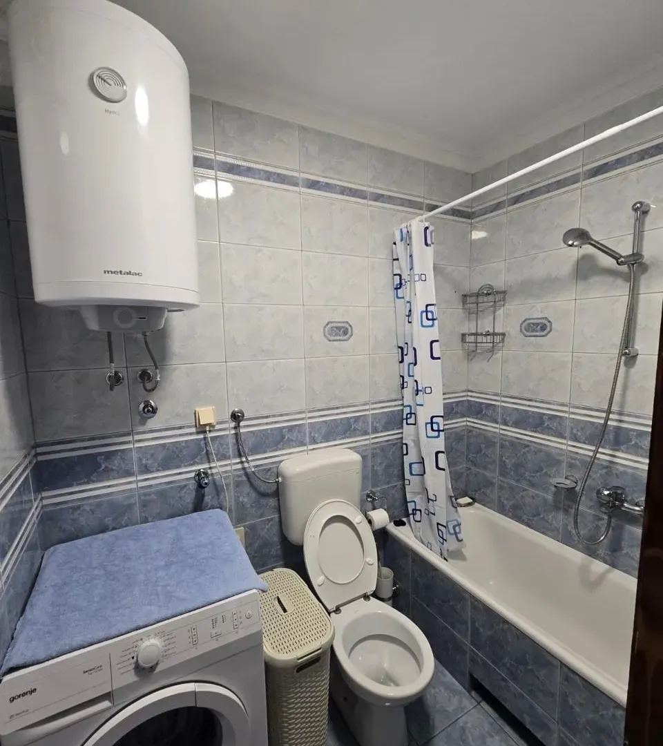 Izdavanje, dvosoban stan, 80m², Tivat, Crna Gora