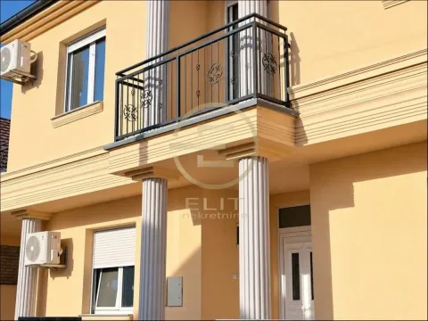 Pogled na spoljašnjost kuće sa balkonom i stubovima. - image 17