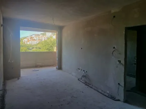 Nezavršena prostorija u sivoj fazi sa izlazom na terasu i pogledom na okolinu. - image 7
