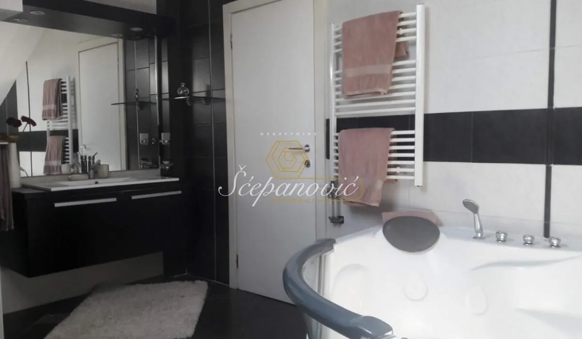 Prodaja, trosoban stan, 113m², Nova Detelinara, Novi Sad Sve Podlokacije