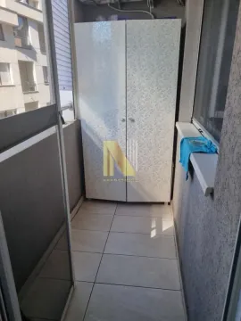 Zastakljena terasa sa ormarom i keramičkim podom. - image 23