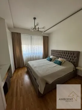 Spavaća soba sa bračnim krevetom i prozorom sa zavesama. - image 7