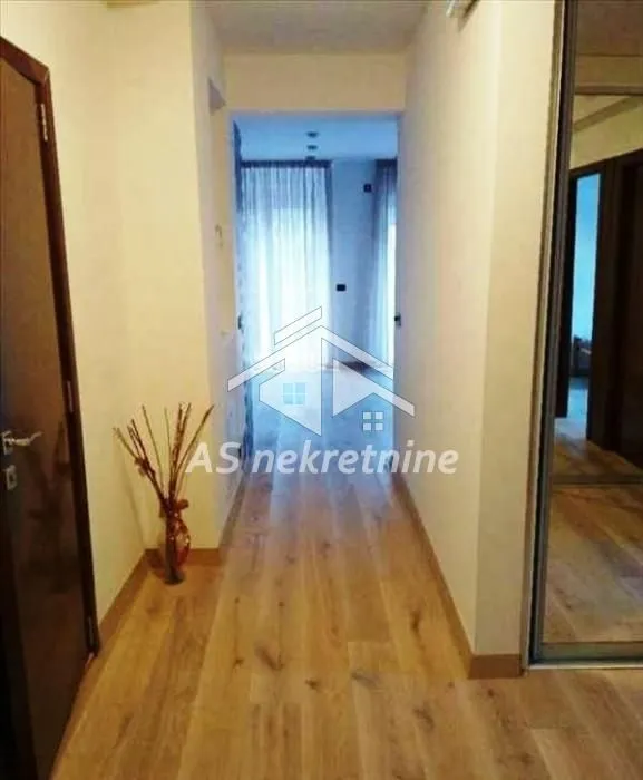Izdavanje, četvorosoban stan, 120m², Senjak, Beograd