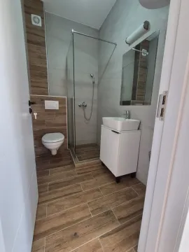 Moderno kupatilo sa tuš kabinom, umivaonikom i WC šoljom. - image 8