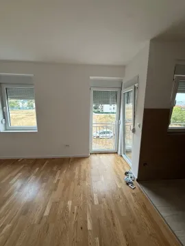 Prazna soba sa parketom i izlazom na terasu. - image 3