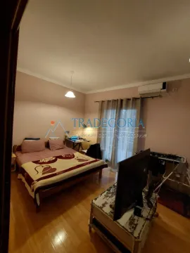 Spavaća soba sa bračnim krevetom, televizorom i izlazom na terasu. - image 14