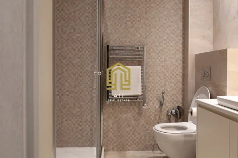 Moderno opremljeno kupatilo sa tuš kabinom i WC šoljom. - image 8