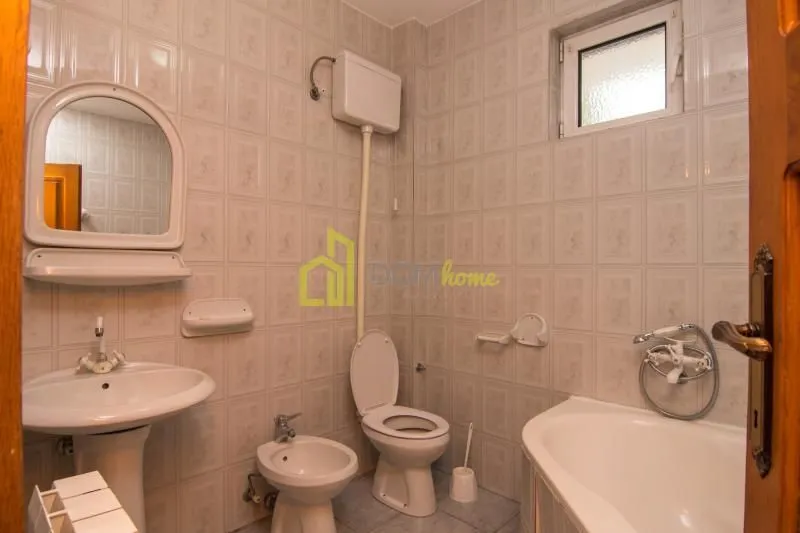 Izdavanje, kuća, 400m², Momišići, Podgorica
