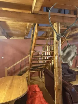 Dnevna soba sa drvenim stepeništem i rustičnim detaljima. - image 6