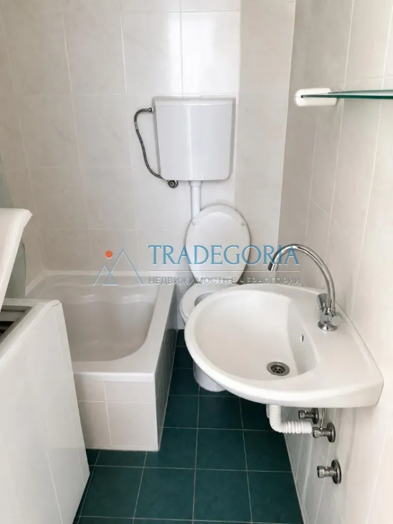 Manje kupatilo sa kadom, umivaonikom i wc šoljom.