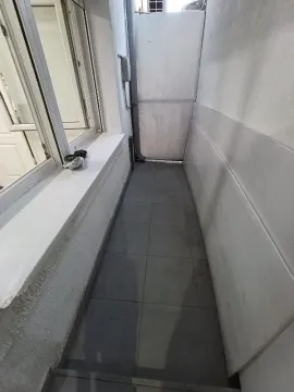 Manji popločani balkon sa prozorom koji gleda u unutrašnjost. - image 7
