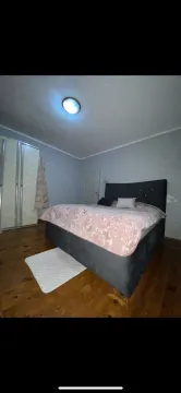 Jednostavno namještena spavaća soba sa bračnim krevetom i drvenim podom. - image 11