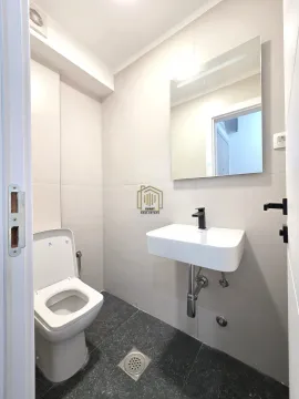 Manje kupatilo sa WC šoljom, umivaonikom i ogledalom. - image 2