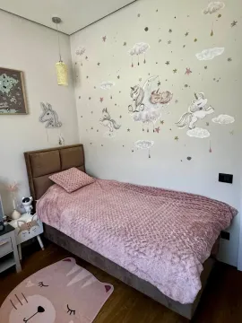 Dječja spavaća soba sa krevetom i zidnim naljepnicama sa motivima jednoroga. - image 6