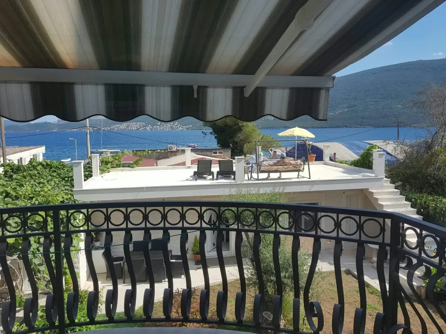 Pogled sa terase na dvorište i more.