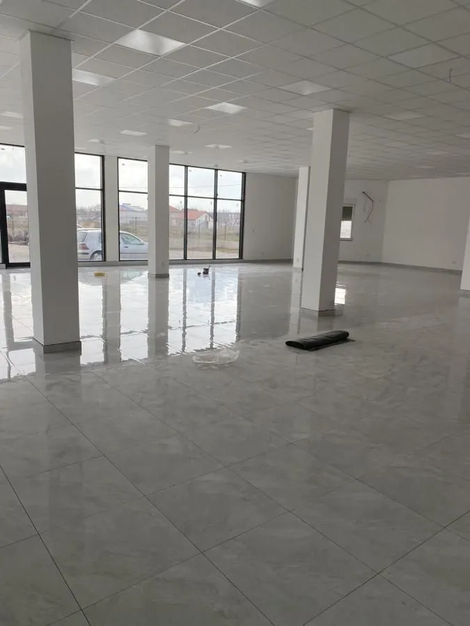 Rent, office space, 1000m², Surčin, Beograd