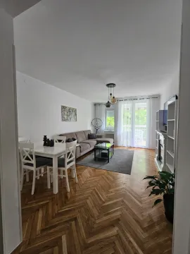 Dnevna soba sa trpezarijom i garniturom. - image 11