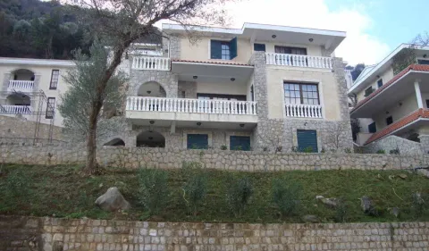 Pogled na spoljašnjost kuće sa kamenom fasadom i terasama. - image 28