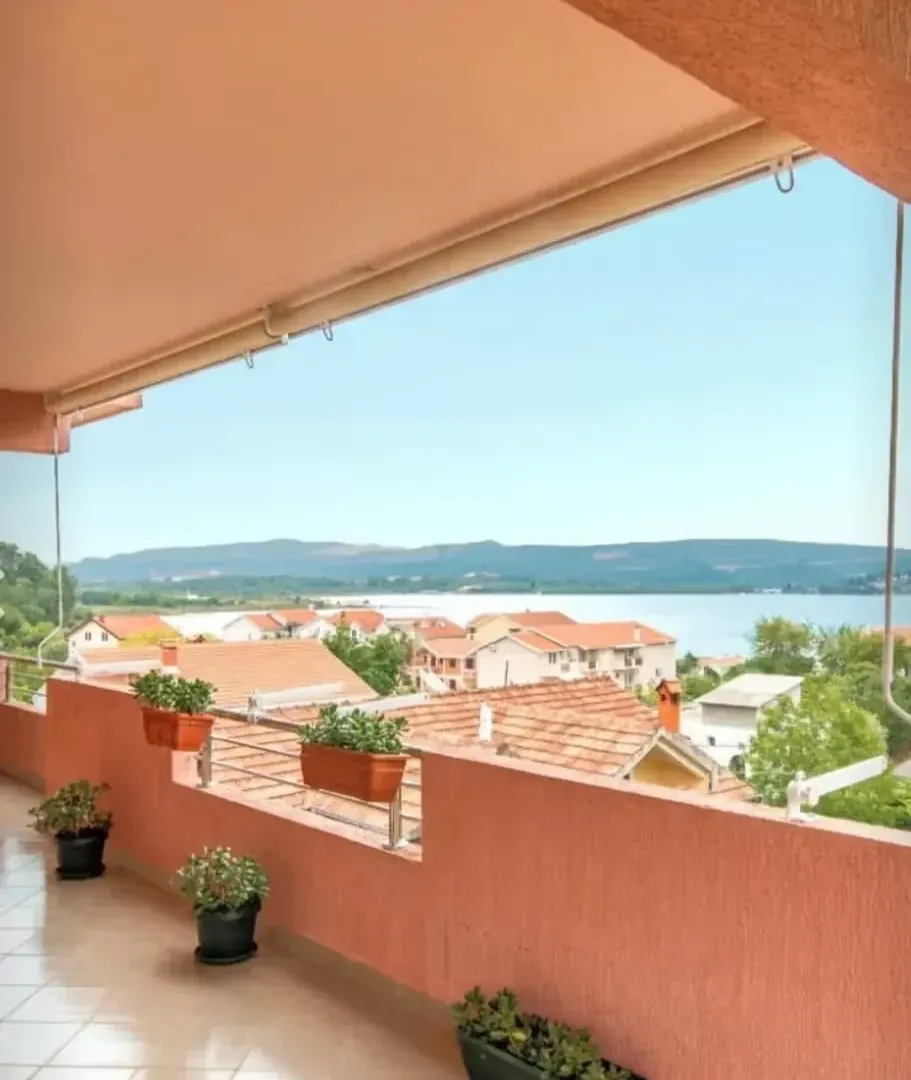 Izdavanje, stan, 106m², Tivat, Crna Gora