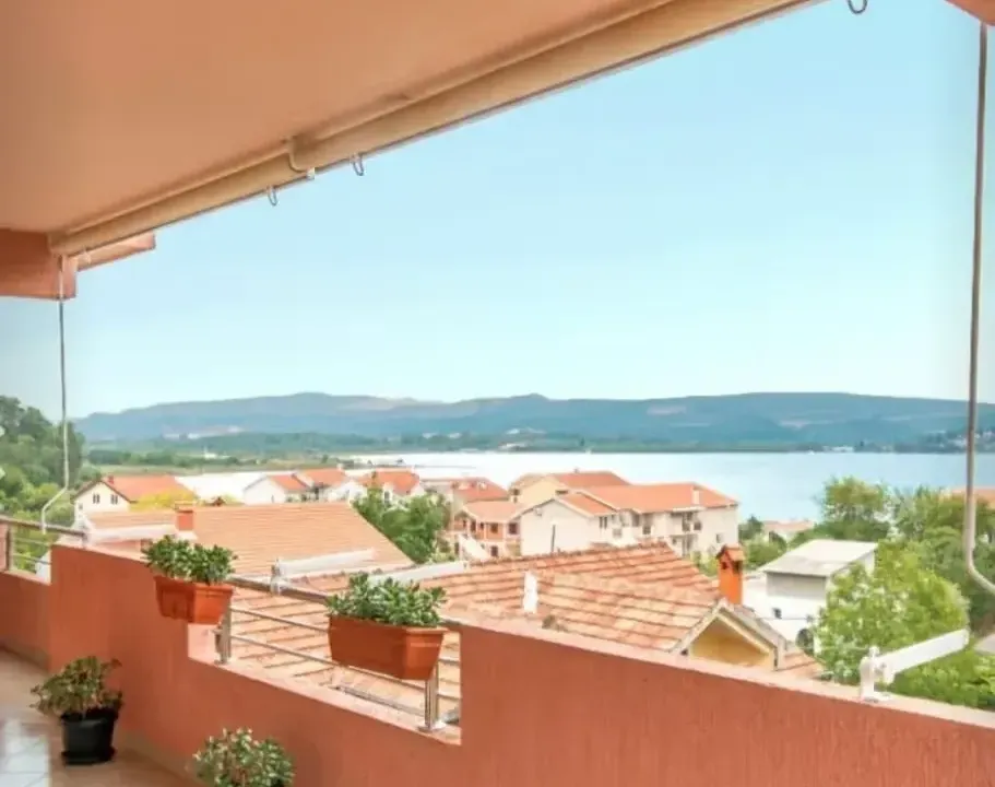 Izdavanje, stan, 106m², Tivat, Crna Gora
