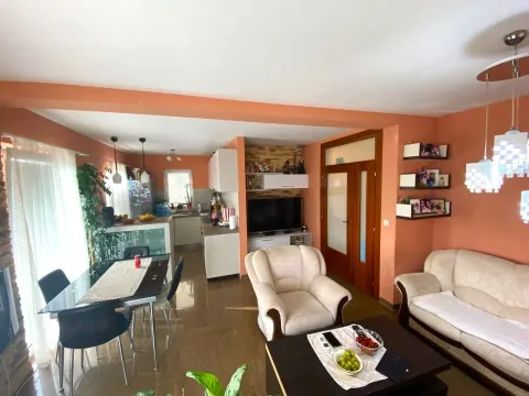 Prodaja, dvosoban stan, 84m², Kotor, Crna Gora