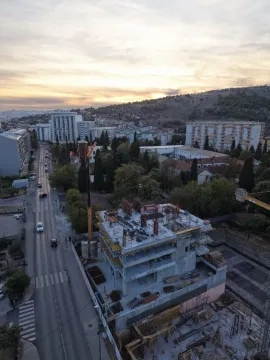 Pogled iz vazduha na gradilište stambene zgrade i okolnu ulicu. - image 20