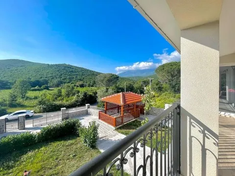 Pogled sa balkona na dvorište sa drvenom sjenicom i okolnu prirodu. - image 31