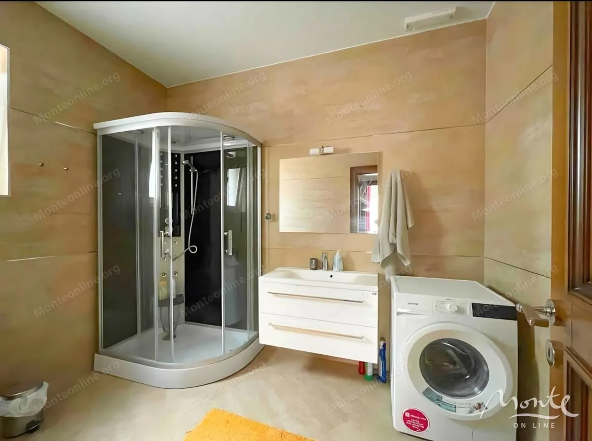 Prodaja, dvosoban stan, 106m², Dobrota, Kotor