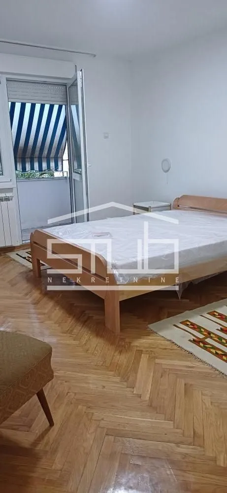 Bedroom with a double bed and access to the terrace.