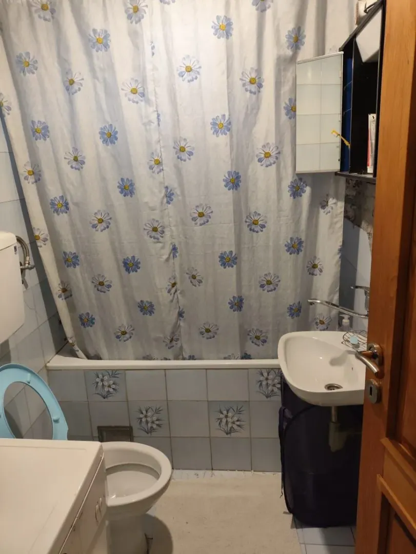Manje kupatilo sa kadom, umivaonikom i wc šoljom.
