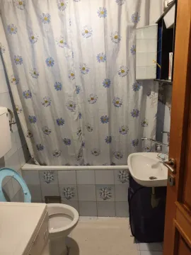 Manje kupatilo sa kadom, umivaonikom i wc šoljom. - image 6