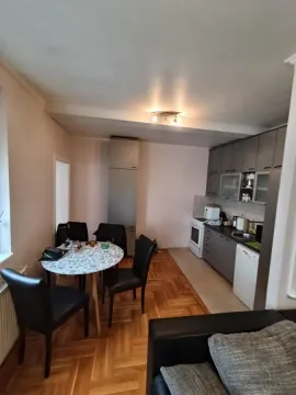 Kuhinja sa trpezarijom i drvenim podom. - image 7