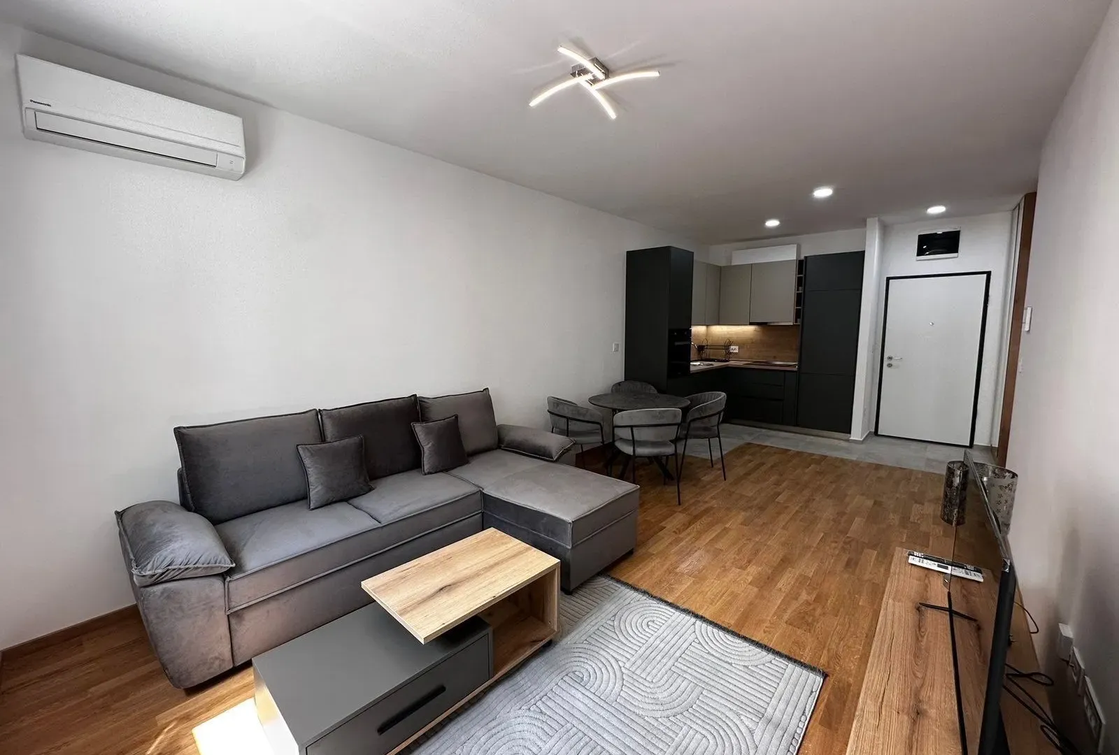 Izdavanje, četvorosoban stan, 45m², Stari Aerodrom, Podgorica