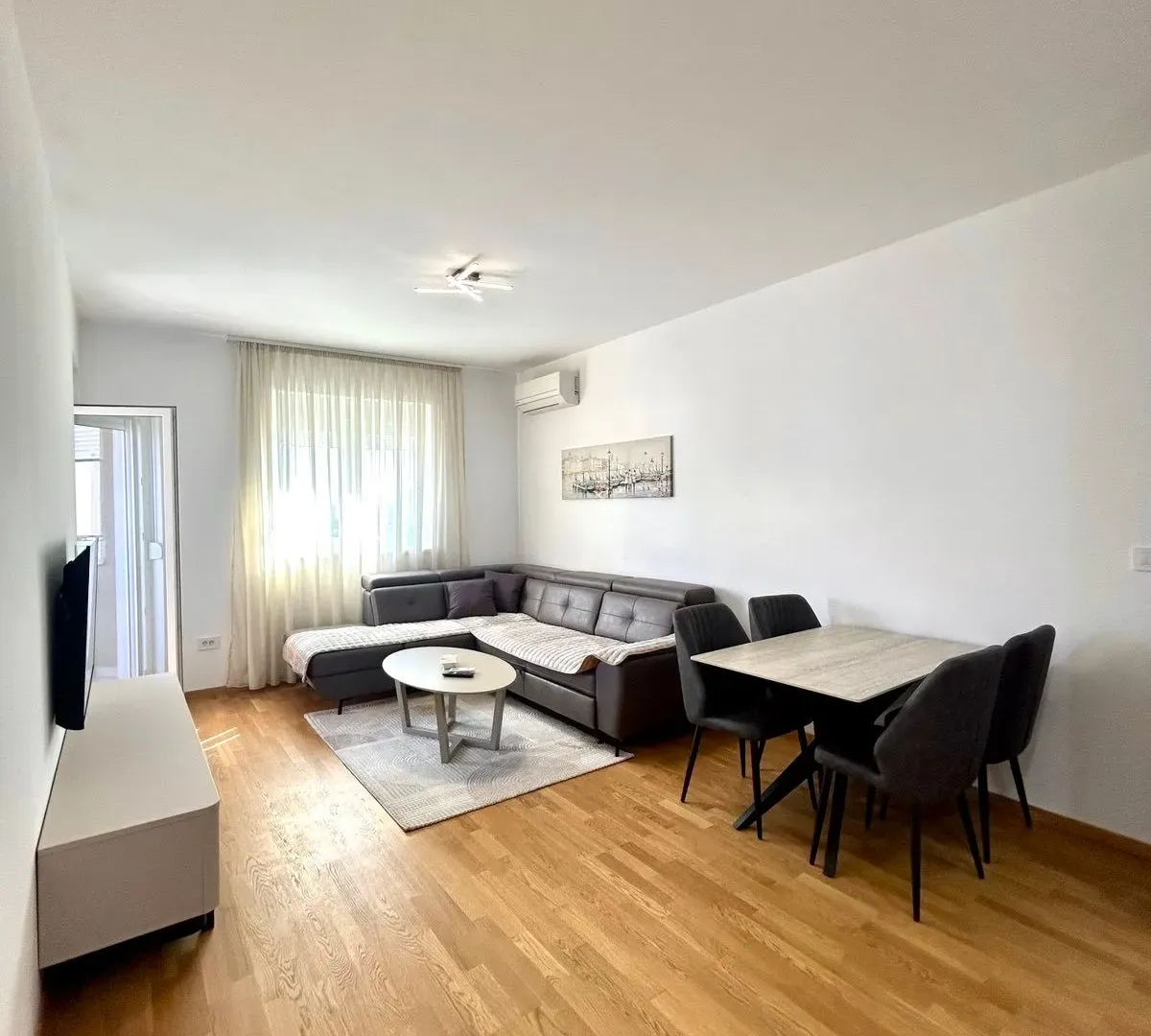 Izdavanje, jednosoban stan, 47m², Stari Aerodrom, Podgorica