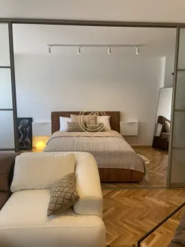 Pogled iz dnevne sobe na spavaću sobu sa bračnim krevetom. - image 4