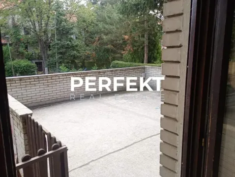 Pogled sa terase na dvorište i okolno zelenilo. - image 10