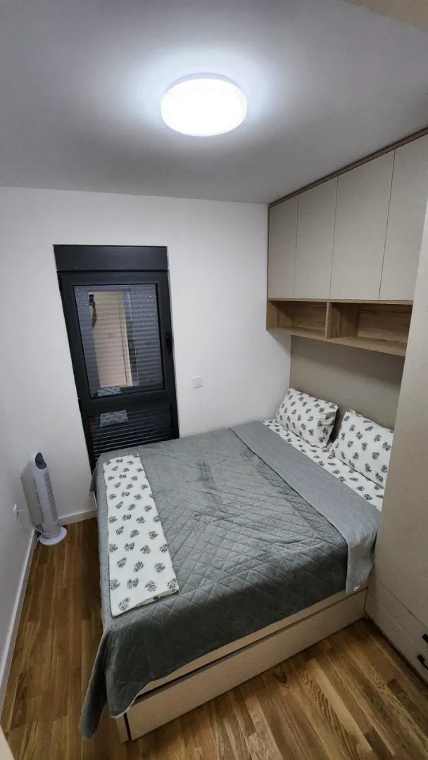 Izdavanje, trosoban stan, 90m², Kalimanj, Tivat