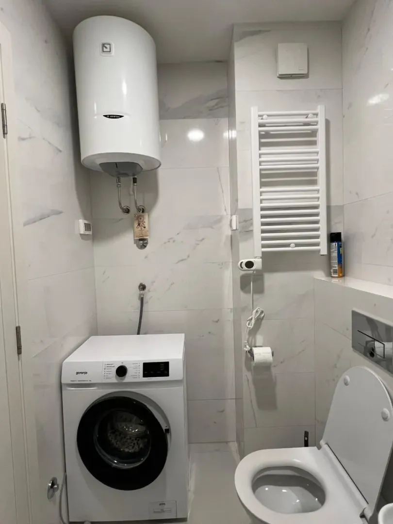 Kupatilo opremljeno sanitarijama, mašinom za veš i bojlerom.