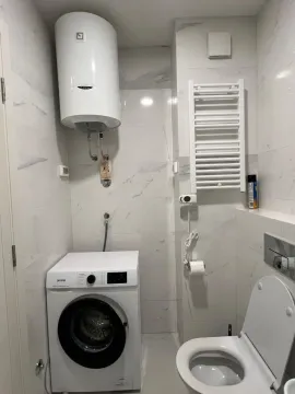 Kupatilo opremljeno sanitarijama, mašinom za veš i bojlerom. - image 8