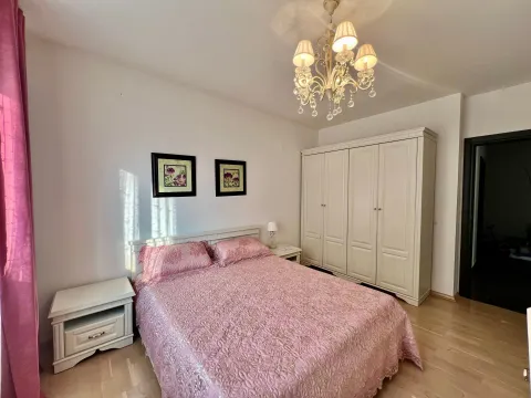 Prostrana spavaća soba sa bračnim krevetom, garderoberom i lusterom. - image 6