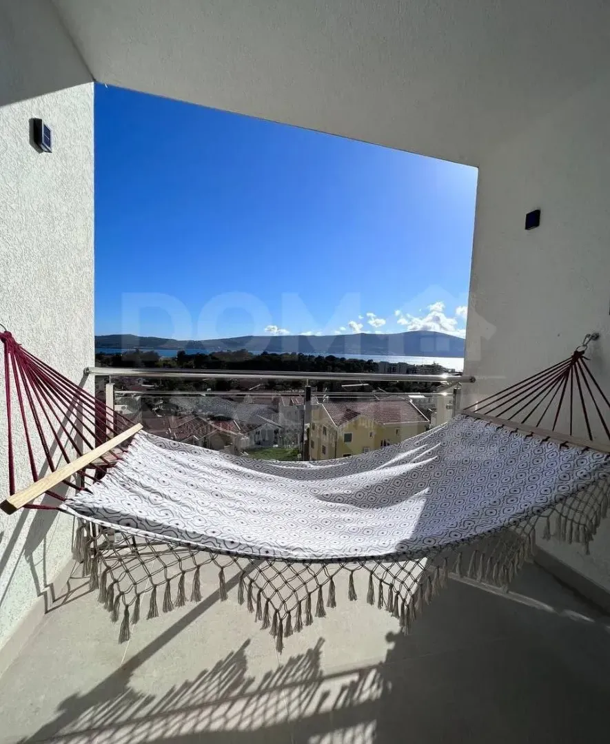 Izdavanje, dvosoban stan, 80m², Tivat, Crna Gora