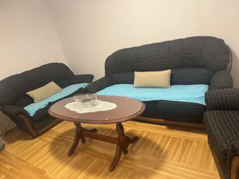 Dnevna soba sa garniturom za sjedjenje i drvenim klub stolom. - image 7