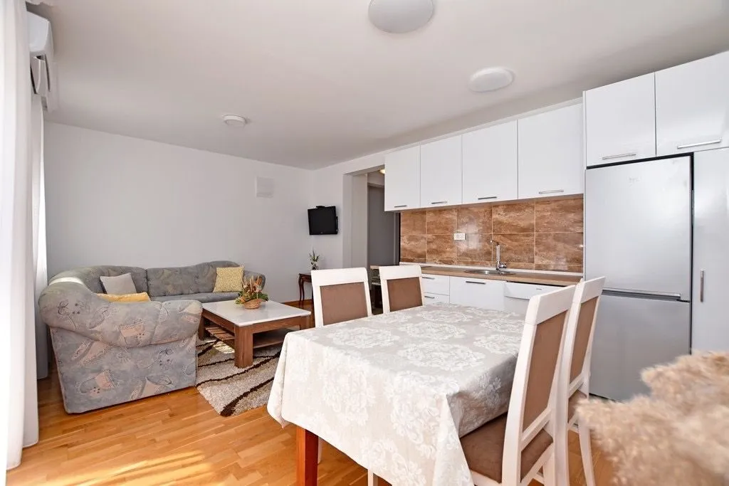 Izdavanje, jednosoban stan, 45m², Igalo, Herceg Novi