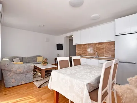 Izdavanje, jednosoban stan, 45m², Igalo, Herceg Novi - image 1